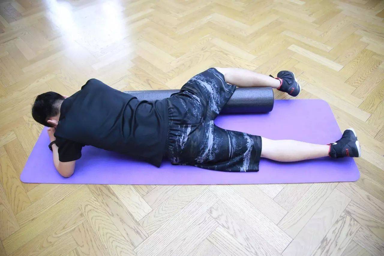 泡沫轴内侧肌群放松