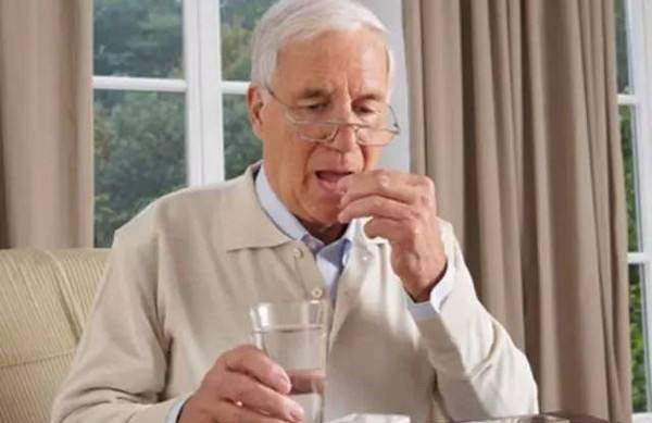 不同药物服药姿势有区别 首都医科大学附属北京潞河医院主任药师